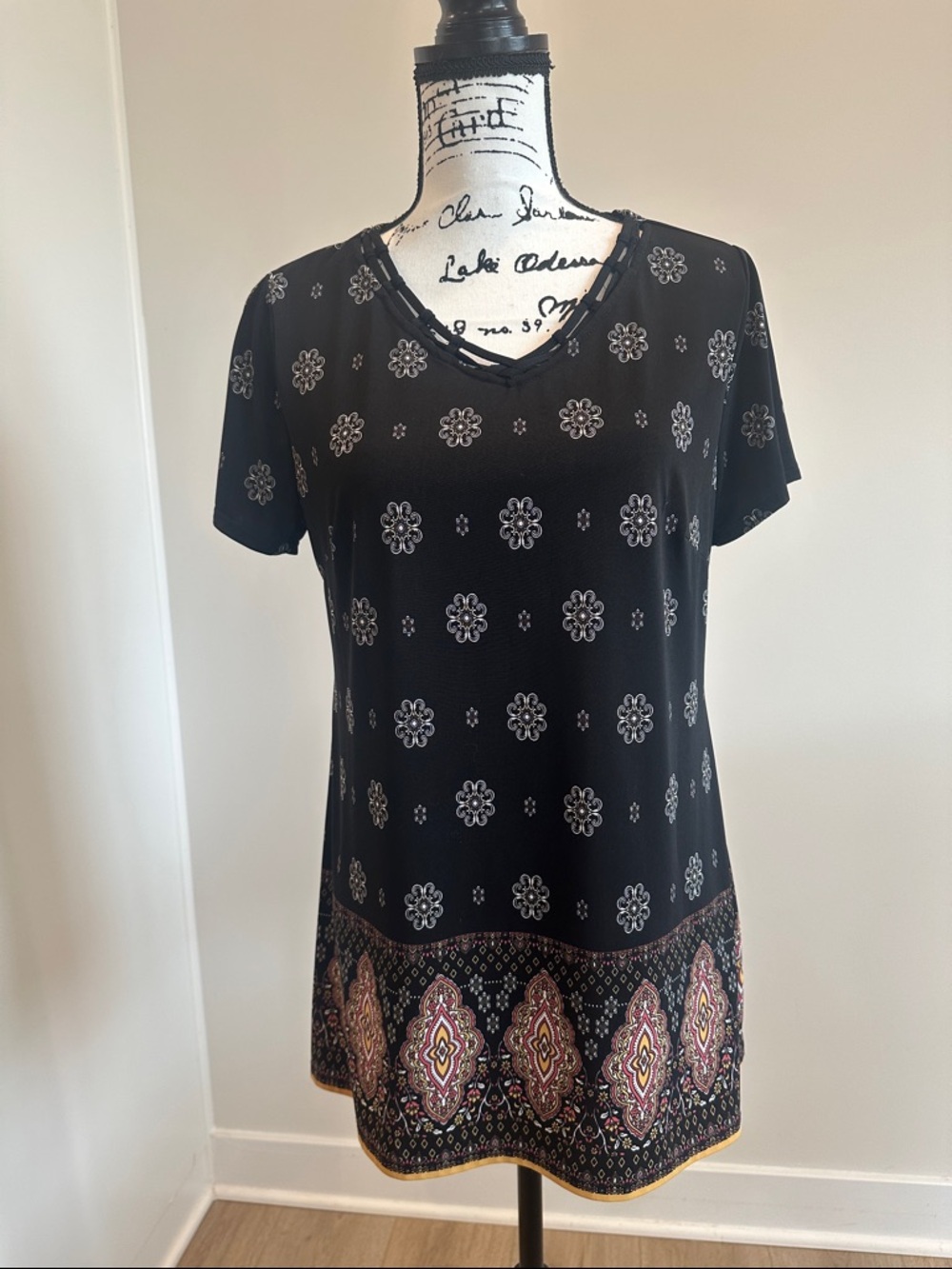 4/$14 Dress Barn Black Short Sleeve V-Neck Top with Floral Border .